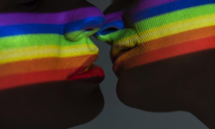 imagem de duas mulheres próximo a se beijarem, remete a matéria TIM reforça compromisso com a diversidade no Mês do Orgulho LGBTI+