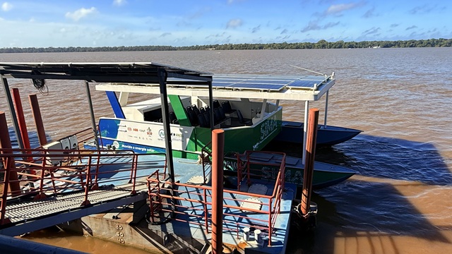 foto do catamarã elétrico Poraquê, A embarcação faz parte do primeiro corredor verde de transporte da Amazônia, remete a matéria Rumo a um futuro sustentável na Amazônia
