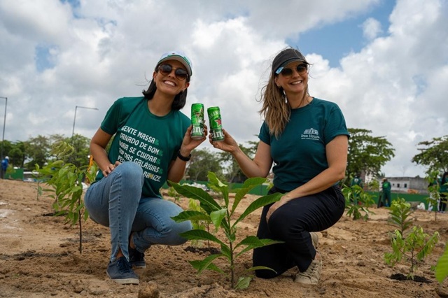 funcionárias da heineken plantando na microfloresta