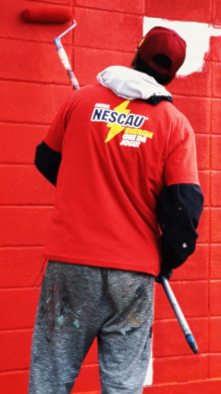 foto da campanha “O Esporte Chama”, criada pela Ogilvy, que apresenta o novo posicionamento de NESCAU® 