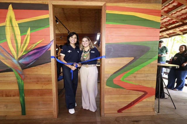 foto de duas mulheres brancas na Agência Sebrae Ilhas, remete a matéria Um porto para os sonhos da floresta na ilha do combu