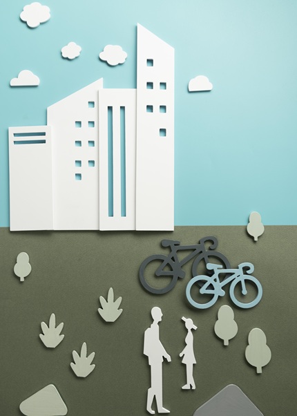 imagem ilustrativa de 1 homem e uma mulher em cima de um gramado com suas bikes, remete a matéria Fundação Grupo Boticário conecta cidades a financiadores contra a crise climática
