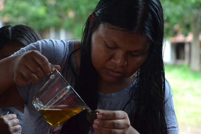 foto de uma mulher tomando chá, remete a matéria Brasileiros ainda veem a Amazônia como distante, misteriosa e pouco conectada 
ao cotidiano, aponta pesquisa inédita da ASSOBIO 

