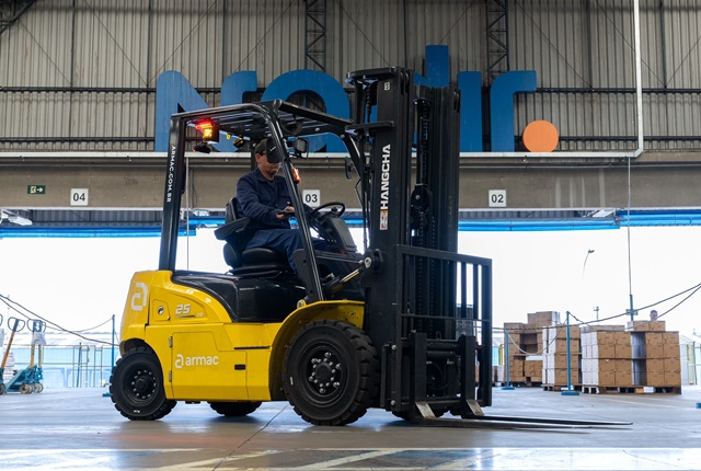 foto mostra empilhadeira da armac