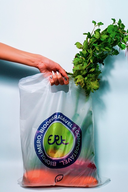 foto de sacola com bioplástico degradável da ERT, remete a matéria Reinventando o Plástico: Como a ERT Está Construindo um Futuro Compostável e Circular