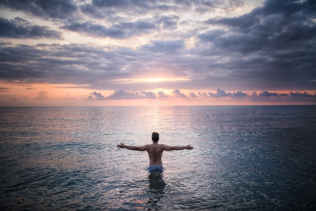foto de homem contemplando o mar, remete a matéria Rio Ocean Week: primeira edição no Rio de Janeiro promove maior movimento de sustentabilidade e cultura oceânica da América Latina