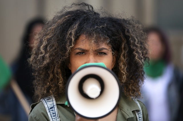 foto mulher jovem, negra segurando um megafone, remete a matéria COP30 Lança Site Oficial do Mutirão Global: Oportunidade para Todos Fazerem Parte da Virada Climática