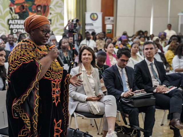 foto mostra Ana Toni, diretora executiva da COP30 e secretária nacional de Mudança do Clima do Ministério de Meio Ambiente e Mudança do Clima do Brasil e mulheres africanas
