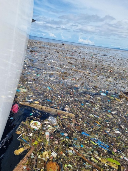 foto mostra poluição plástica documentada pela família schurmann