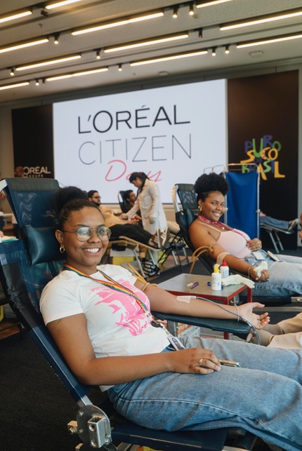foto de duas funcionárias negras da L'oréal doando sangue durante o Citizen day 2025