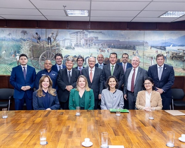 foto dos Integrantes do Inesfa entregam ao vice-presidente Alckmin (na primeira fila, de pé, ao centro) o Manifesto pela reciclagem, remete a matéria Crédito tributário: a aposta da Inesfa para ampliar a reciclagem no Brasil