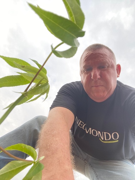 foto de oscar publisher de neo mondo deixando sua marca plantando uma muda na fazenda da heineken