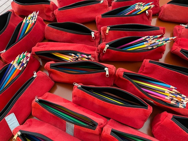 foto do estojo feito por costureiras da ONG Mulheres do Sul Global, projeto de upcycling da Bunker One.