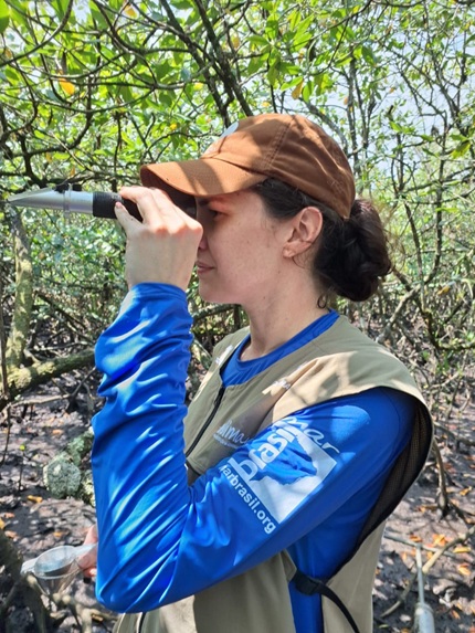 foto de Sarah Charlier Sarubo, autora do artigo A força dos manguezais está na rede: como ciência, comunidade e conservação se encontram no litoral do Sul e Sudeste