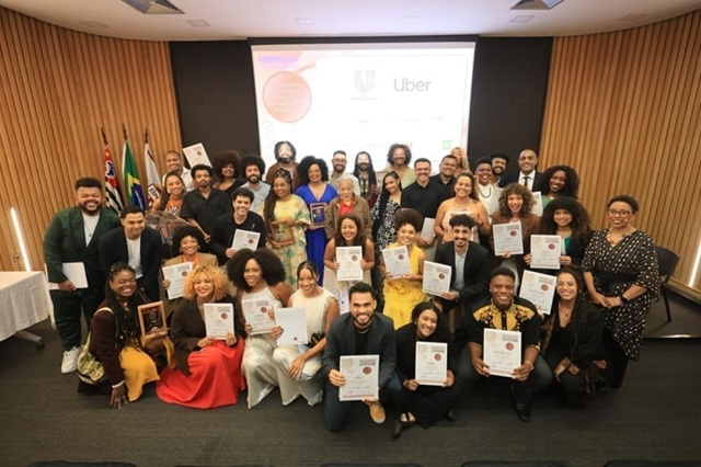 foto dos jornalistas premiados, remete a matéria Aline Midlej: bicampeã de um prêmio que muda a história
