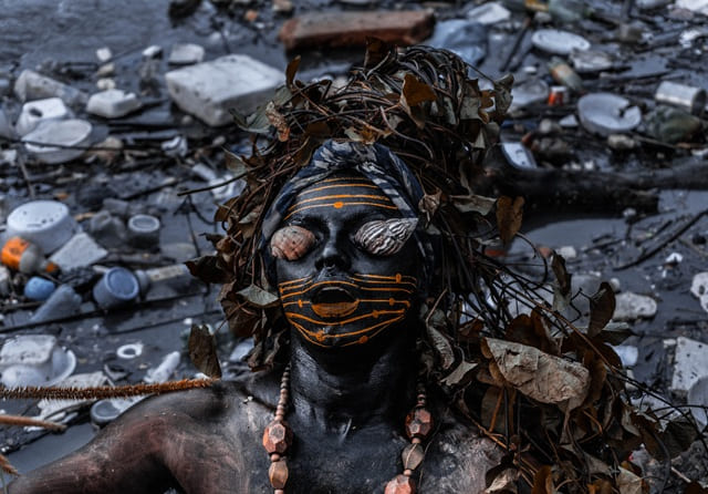 foto de homem no manguezal