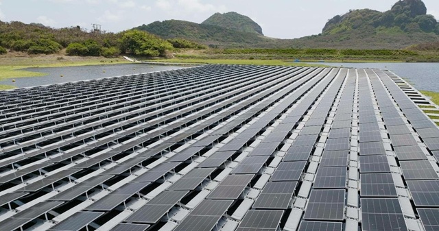 foto da Usina Solar Fotovoltaica Flutuante foi instalada no espelho d’água do Açude do Xaréu em fernando de Noronha