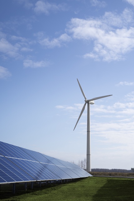 foto de painel solar e turbina eólica, remete a matéria Neoenergia tem metas de redução de emissões validadas pelo SBTi