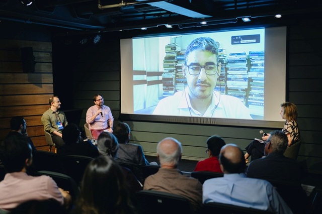 foto de Da esq.p/dir: Flávio Pinheiro, do Instituto Pensi; Mário Aquino Alves, da FGV; Félix Garcia Lopez Jr., do IPEA (no telão) e Márcia Kalvon, do Infinis; discutiram resultado da pesquisa no evento de apresentação, remete a matéria Catástrofes despertam solidariedade, mas manter o hábito da doação ainda é desafio