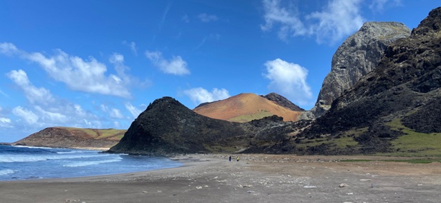 foto da ilha do trindade, remete a matéria Ninhos de tartaruga-verde podem soterrar ‘rochas de plástico’ e comprometer espécie
