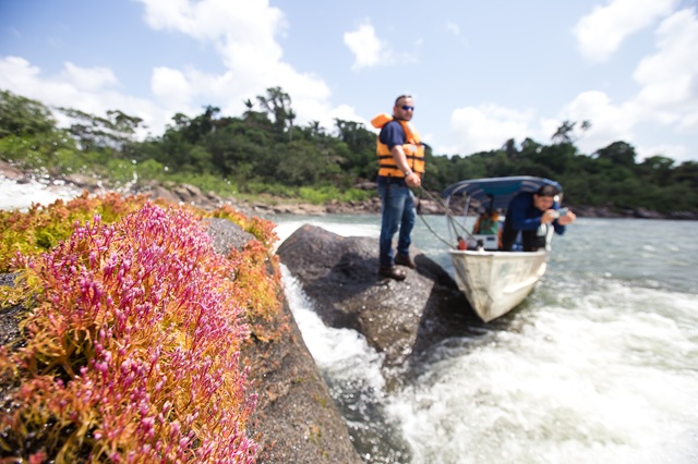 foto de técnos de belo monte analisando a água do rio xingu