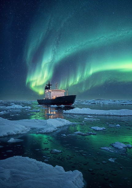 foto de navio em meio ao gelo da groenlandia