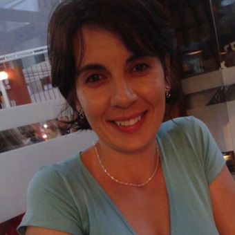 foto de Jociane Casellas , autora do artigo Sofrimento moral na Saúde 5.0: entre algoritmos e consciência