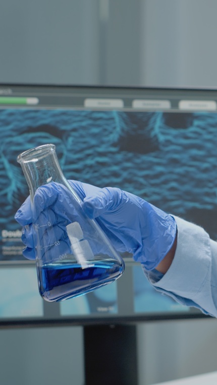 foto de uma mão segurando uma pipeta, remete a matéria Contaminantes: tecnologia acelera remediação hídrica