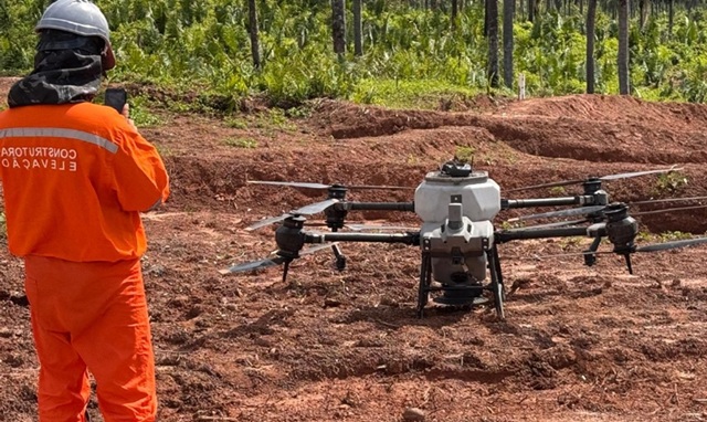 funcionário da construtora elevação pilotando o drone