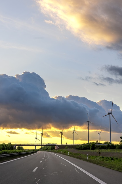foto de rodovia com torres de energia eólica,remete a transição energética