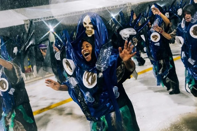 foto do desfile da x-9 no carnaval de santos