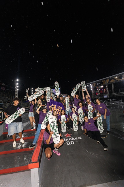 foto das meninas do projeto 2 DAS MINAS, onde lata vira skate