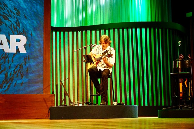 foto de lenine tocando na sp ocean week 2024, engajado na defesa do oceano