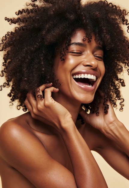 foto de mulher jovem e negra mexendo nos cabelos, remete a matéria L'Oréal aposta no Brasil como laboratório global de beleza 