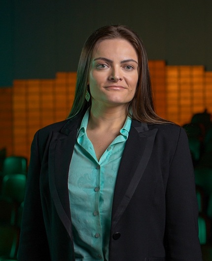 foto de V, autora do artigo Inteligência Artificial na medicina: o que muda com a nova resolução do CFM?