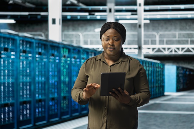 foto de mulher negra dentro de um data center, remete a matéria Sem água, não há transição: o custo hídrico da energia que o mundo ainda subestima