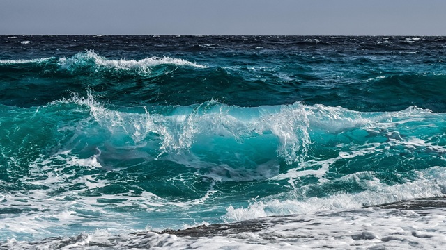 foto de praia com ondas, remete a matéria O século da água já começou — e a escolha ainda é nossa