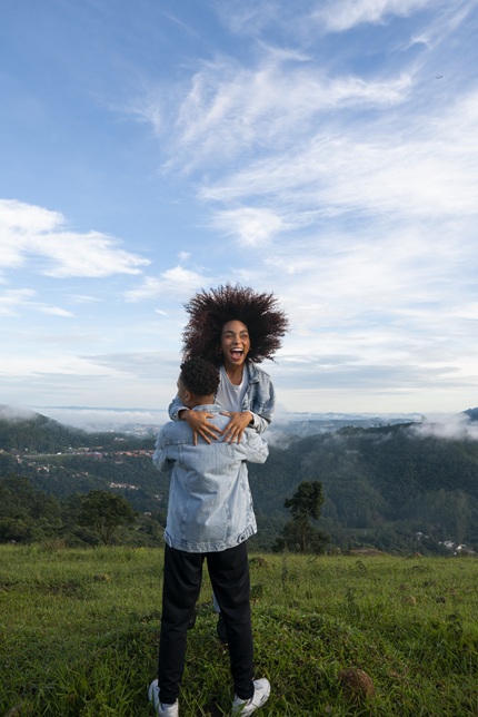 foto de jovem negra com namorado a levantando comemorando, remete a matéria Fundo Baobá lança 3ª edição do Black STEM com bolsas para estudantes negros estudarem no exterior