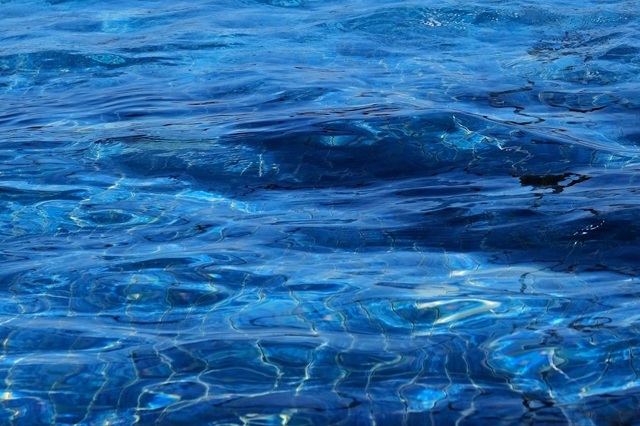 foto mostra a água do mar num tom azul maravilhoso