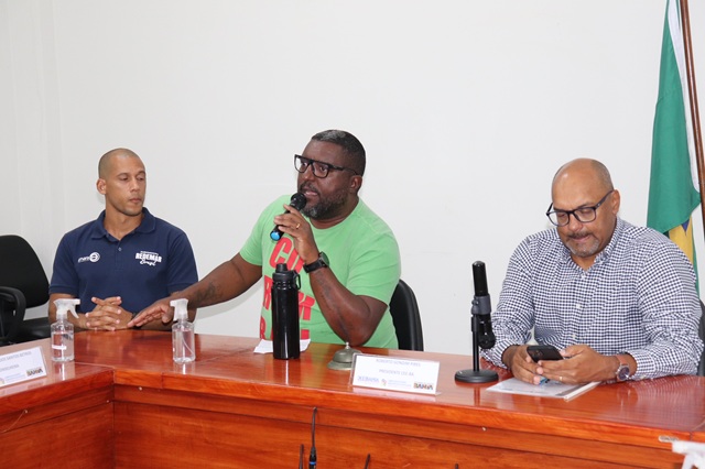 foto da Reunião no Conselho Estadual de Educação da Bahia: Matheus Serra, supervisor do Projeto Baleias Soteropolitanas da Redemar Brasil, William Freitas, presidente da Redemar Brasil, e Roberto Godim, presidente do Conselho Estadual de Educação da Bahia, durante a sessão que formalizou a incorporação da Educação Azul ao sistema de ensino baiano, colocando o oceano em evidência