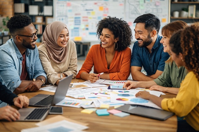 foto de várias pessoas reunidas, mostra a diversidade, remete a matéria Colaboridade: o modelo que a GINGA levou 24 anos construindo e o mercado está começando a entender