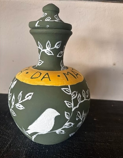 foto de moringa pintada, remete a matéria arte que observa a natureza com precisão quase científica e devolve ao olhar humano a força silenciosa da biodiversidade