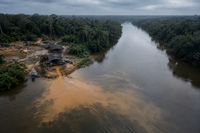 foto do rio amazonas sendo inundado por mercúrio, proveniente de mineração clandestina.
