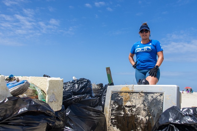 foto de Fernanda Possato após ação de limpeza no litoral paranaense — A oceanógrafa coordena a pesquisa sobre resíduos e microplásticos do Rebimar. Foto: Gabriel Marchi.