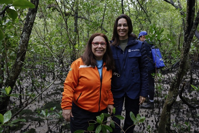 Maria Augusta Seixas e Michele Cardoso, da Petrobras, no manguezal durante a press trip ao litoral do Paraná