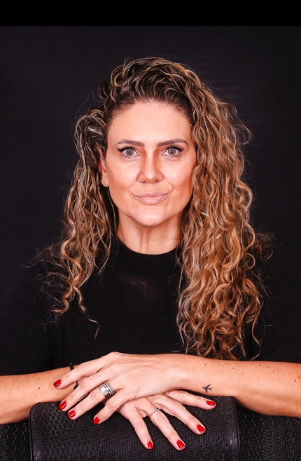 foto de lorena nogaroli, autora do artigo A IA e o desafio invisível da sustentabilidade econômica