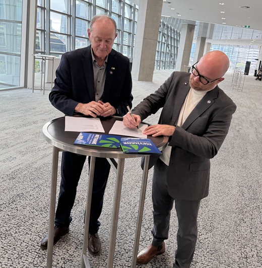 foto de O presidente da Central Sicredi PR/SP/RJ, Manfred Dasenbrock, e o presidente da presidente da Worldwide Foundation for Credit Unions, Mike Reuter, no momento da assinatura do acordo