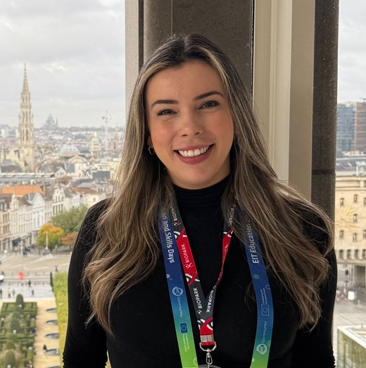 foto de Carolina Balera Trombini, autora do artigo Quem ensina a pensar quando a máquina responde a quase tudo?