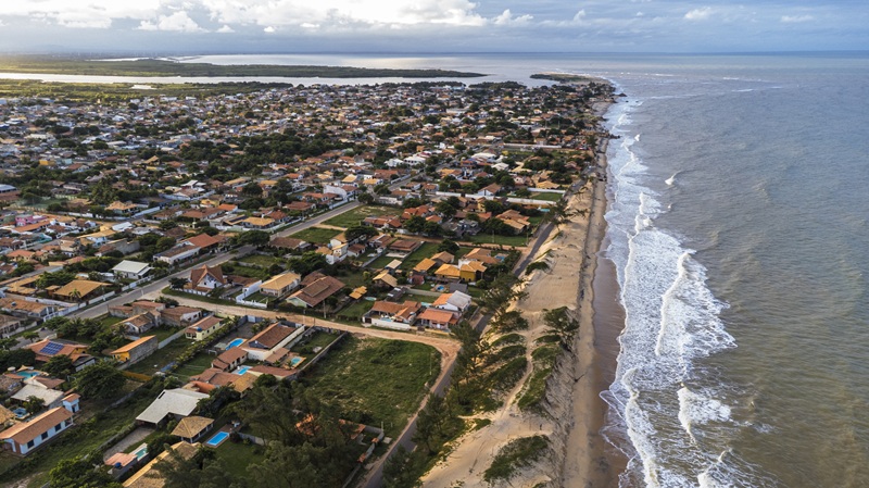 foto de Grussaí, em primeiro plano, e estreita a de Atafona, ao fundo, remete a matéria As dunas da Massambaba estão diminuindo, e Dieter Muehe define o ponto em que a praia não volta mais