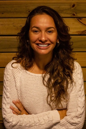 foto de camila domit, autora do  artigo Muito além do lixo no mar: o que a biodiversidade revela sobre a economia do plástico